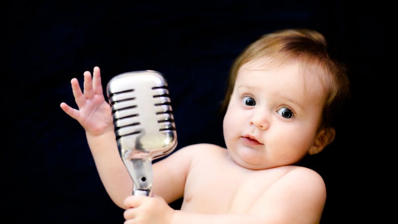 un bébé chanteur