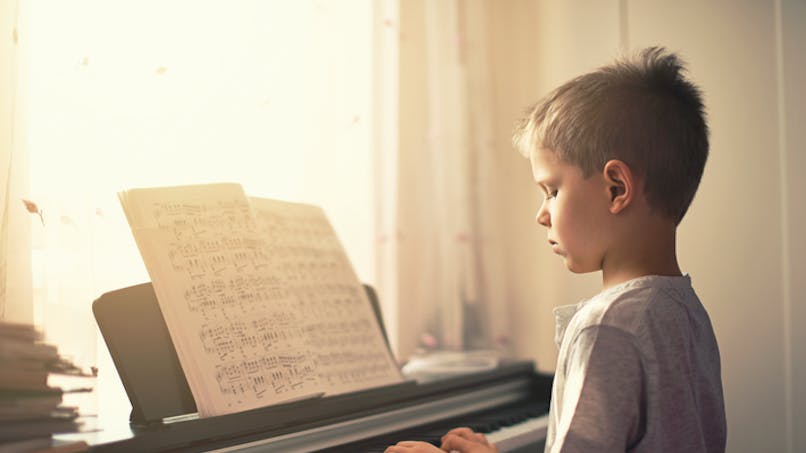 un jeune artiste au piano
