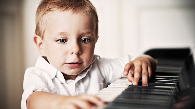 un petit gars au piano