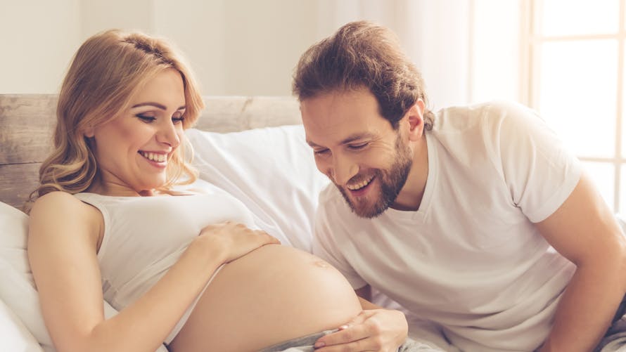 Un futur père avec son épouse, enceinte.