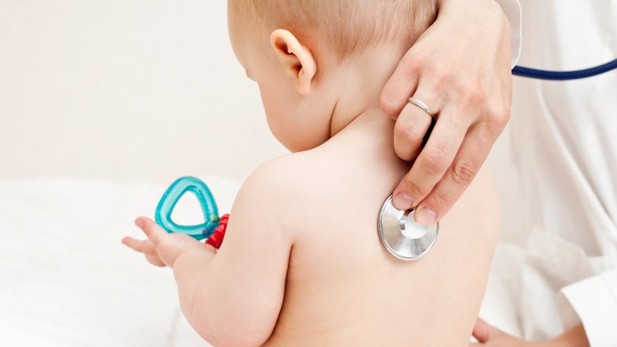Bronchiolite chez le bébé : symptômes et traitement | PARENTS.fr