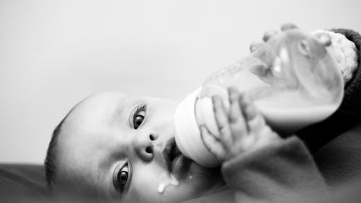 Reflux gastro-œsophagien (RGO) : aider bébé à dormir