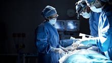 Hystérectomie : un gant en latex et cinq compresses oubliés dans le bas-ventre de la patiente