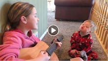 Vidéo : elle chante une chanson à son petit frère trisomique et montre la magie de la musique