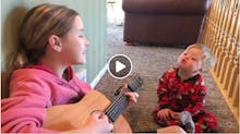 Vidéo : elle chante une chanson à son petit frère trisomique et montre la magie de la musique