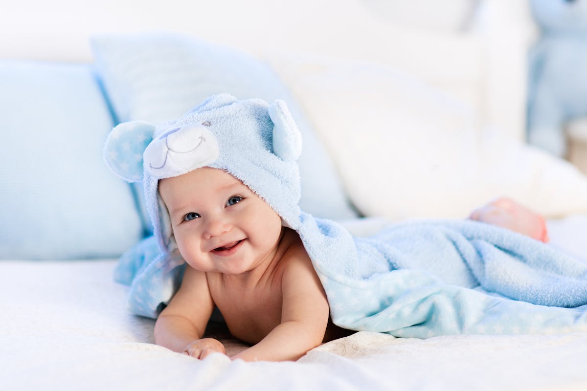 Soins de bébé à la naissance : hygiène, bain, produits, gestes