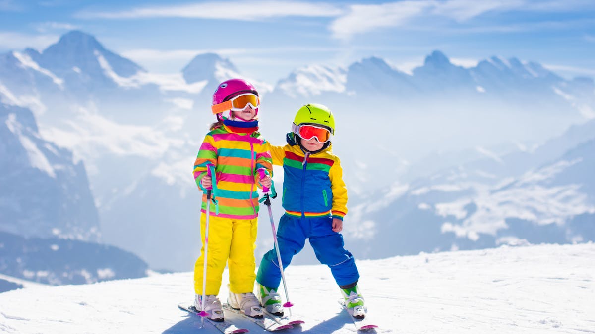 deux enfants sur des skis
