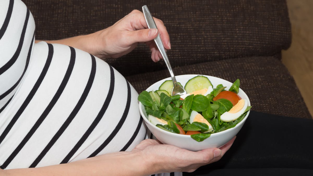 femme enceinte mangeant une salade composée