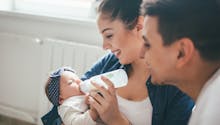 Biberon dès la naissance : les étapes à suivre à la maternité et après