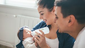 Biberon dès la naissance : les étapes à suivre à la maternité et après