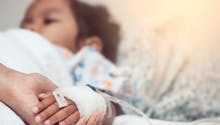Enfant hospitalisé : une maman forcée de dormir par terre pour rester avec son fils