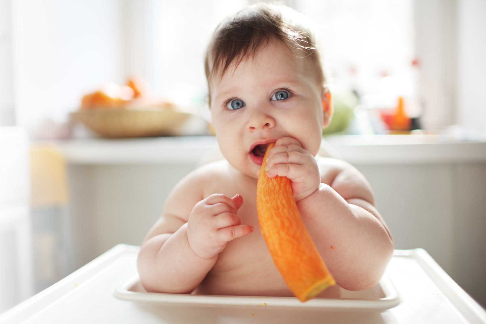 Как научить жевать кусочки. Еда для детей. Ребенок ест. Малыш ест. Еда для маленьких детей.