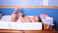 Lingettes pour bébé : un article alarmiste et périmé circule sur Facebook