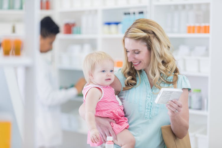 Mère et sa fille dans une pharmacie