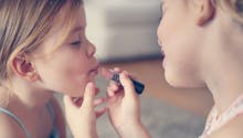 Maquillage pour enfants : gare aux perturbateurs endocriniens