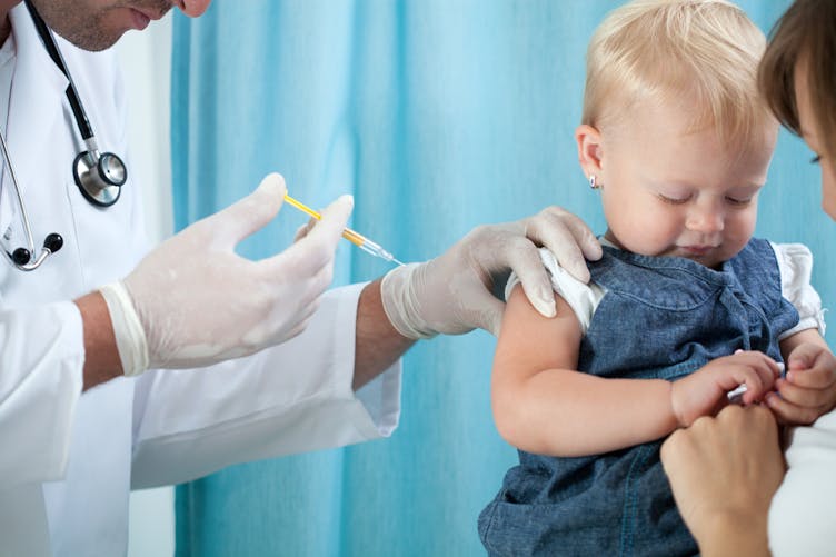 bébé se faisant vacciner