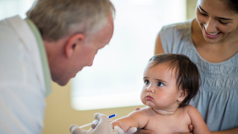 bébé qui se fait vacciner par un médecin