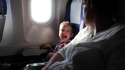 Avion : un enfant crie durant les 8 heures de vol, un passager l’a filmé (vidéo)