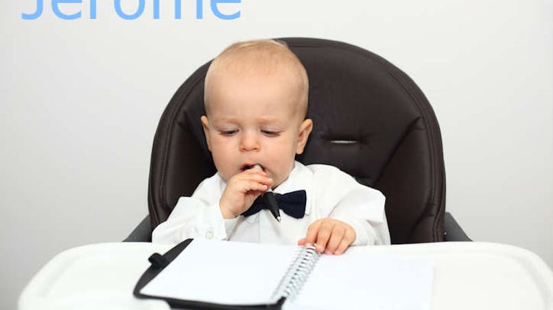 Ce bébé semble regarder un contrat pour le signer. Comme un homme d'affaires.
