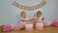Dingue ! Elle reproduit ses filles en gâteau pour leur anniversaire (vidéo)