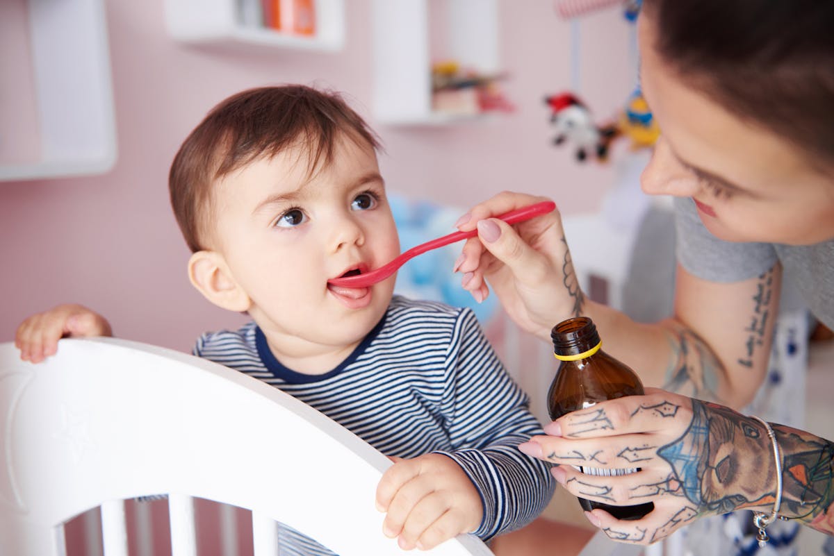 Rhume, toux, fièvre : la “liste noire” des médicaments pour enfant, inutiles  voire dangereux
