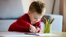 Les enfants peinent à tenir leur crayon, en raison d'un usage excessif de technologie numérique