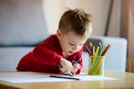 Les enfants peinent à tenir leur crayon, en raison d'un usage excessif de technologie numérique