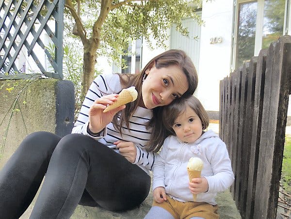 une maman et sa fille mangent une glace
