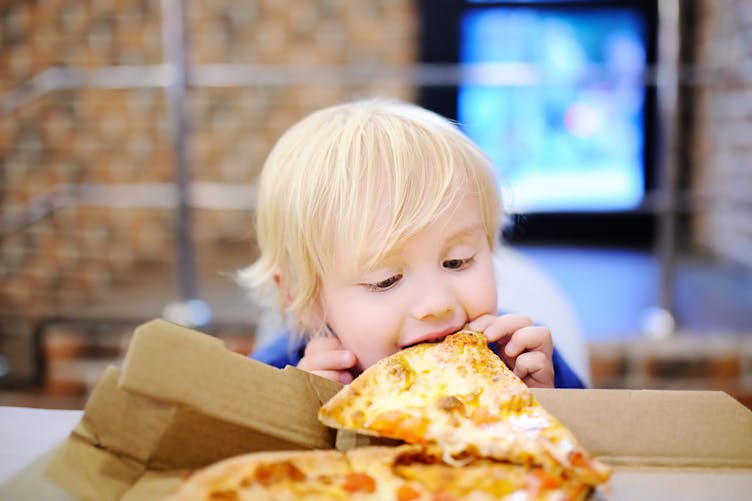 Enfant qui mange trop : symptômes, traitement, définition 