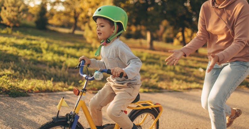 apprentissage vélo mère enfant