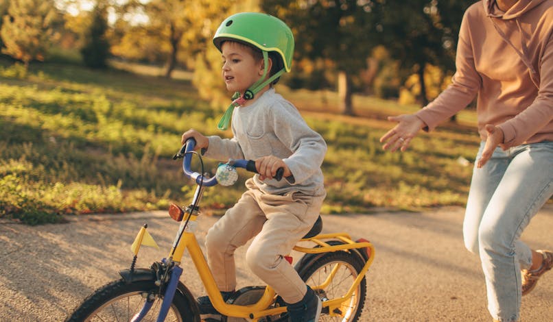Quand apprendre à son enfant à faire du vélo ?