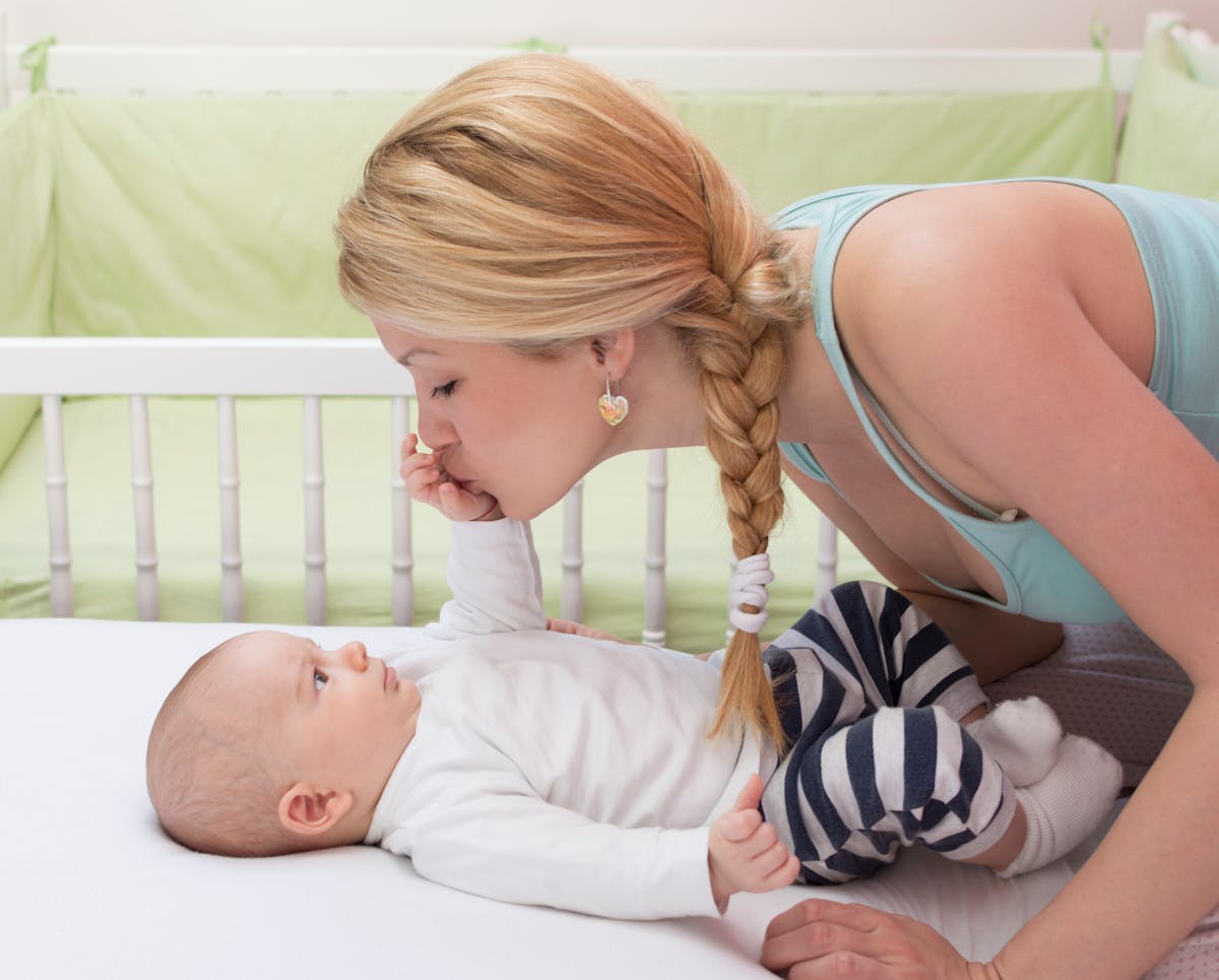 Bébé pourquoi il vaut mieux éviter les bisous sur la bouche Parents.fr