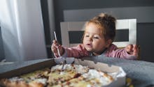 Ce bébé goûte à la pizza pour la première fois, et sa réaction devient virale (photo)
