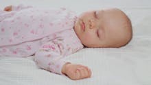 Bébé : les accessoires de lit augmenteraient le risque de mort subite
