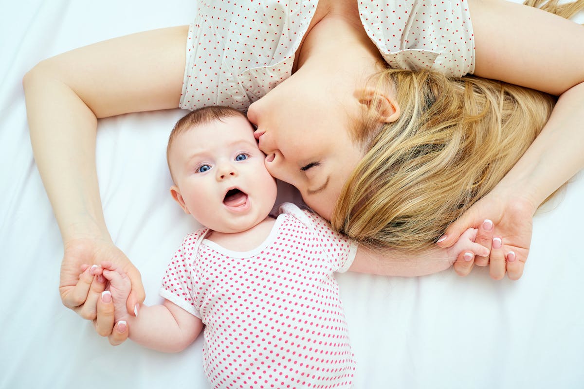10 avantages à être maman jeune