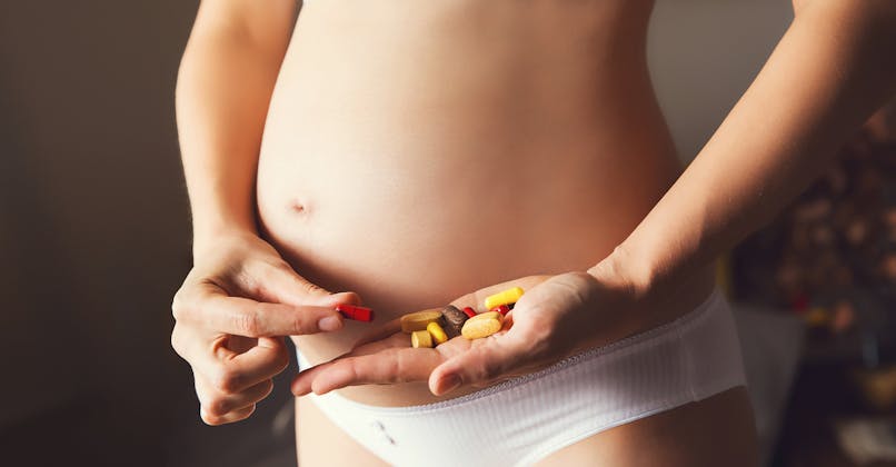 femme enceinte prend médicaments