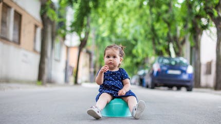 Grenoble : une fillette de 2 ans oubliée dans la rue par ses parents