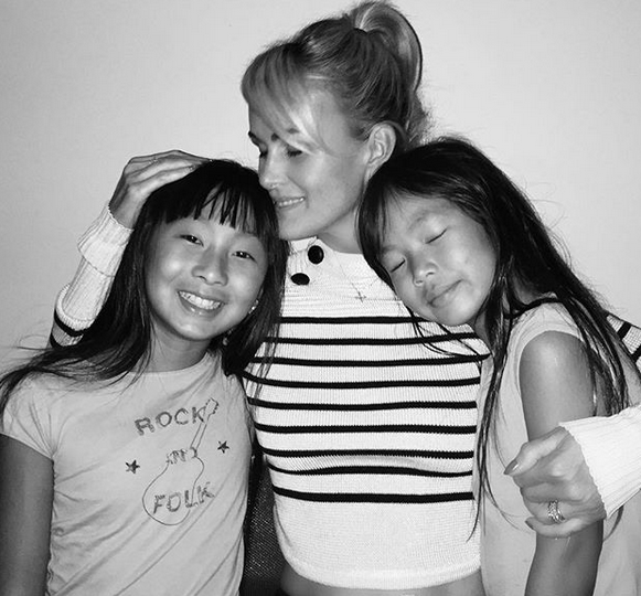 Jade Et Joy Comment Laeticia Hallyday Les Protege De La Guerre D Heritage Parents Fr
