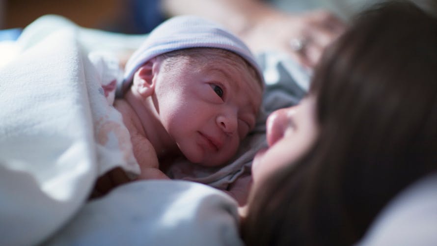 Regardez comme un bébé peut changer en seulement une heure après sa naissance (photos) | Parents.fr