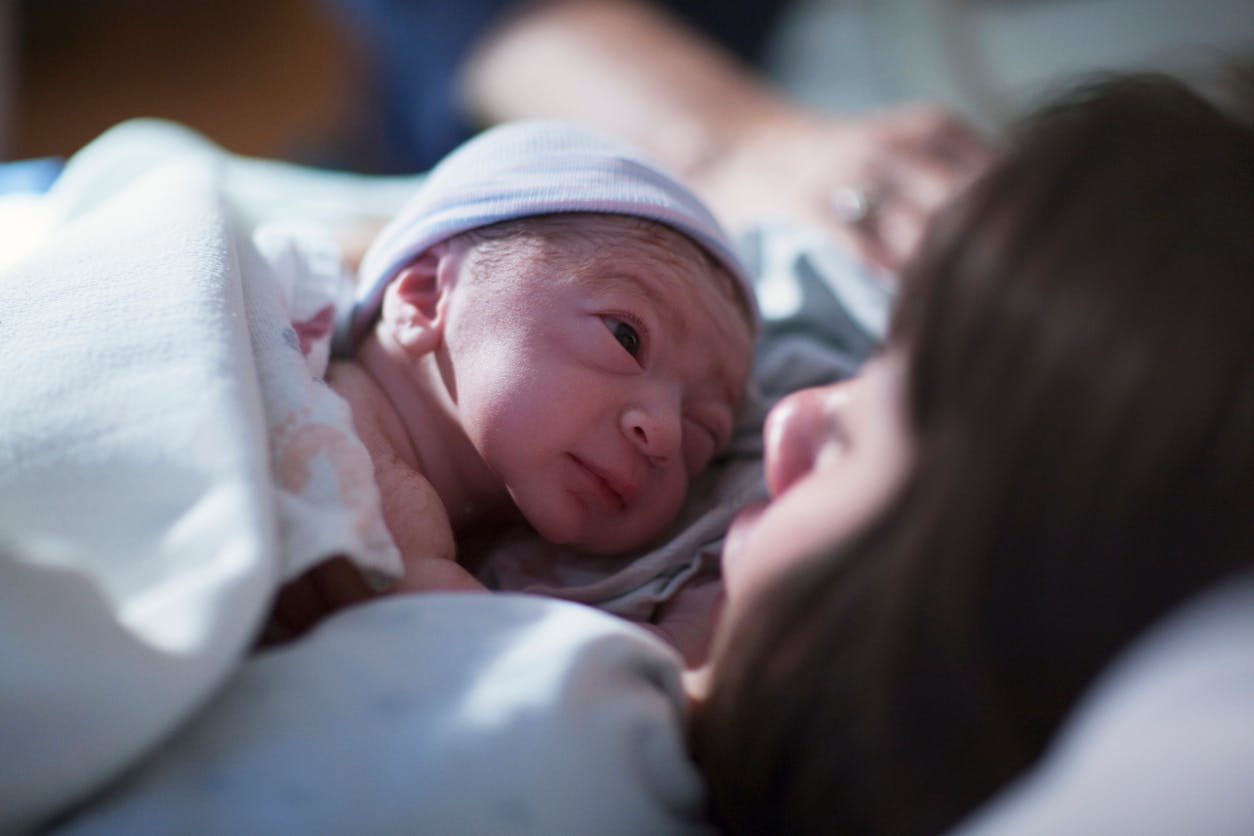 rencontre une fille avec un bébé nouveau-né