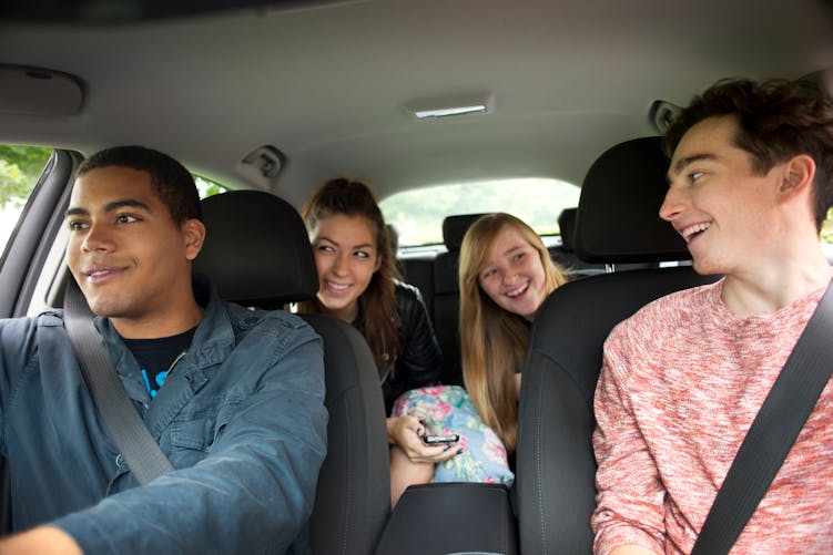 adolescents en voiture