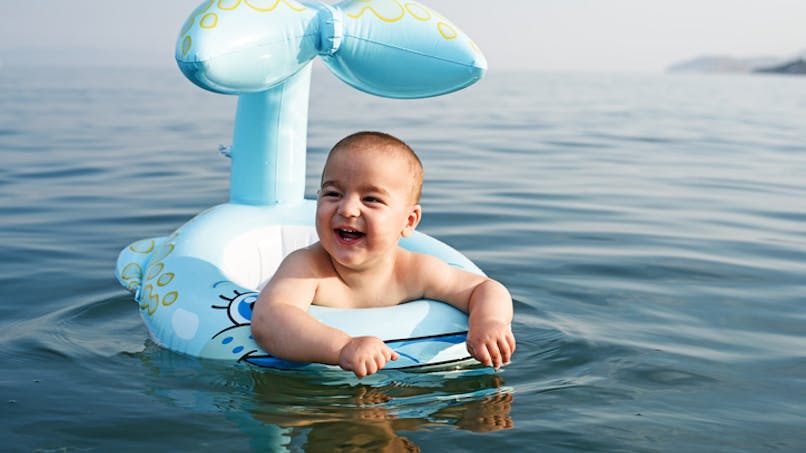 Ce bébé adore jouer dans l'eau.