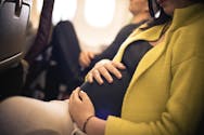Elle adopte le bébé d’une femme enceinte après avoir voyagé à ses côtés en avion