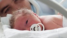 Bébé prématuré ou hospitalisé : bientôt un congé paternité plus long ?