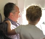 Avion : une maman retrouve sur internet l’inconnu qui l’a aidée à calmer son enfant pendant le vol