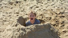 Vacances à la mer : attention, un enfant est mort en creusant un trou dans le sable !