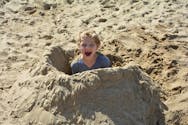 Vacances à la mer : attention, un enfant est mort en creusant un trou dans le sable !