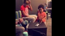 Vidéo : un bébé de 2 ans s’improvise batteur, et c’est hyper réussi !