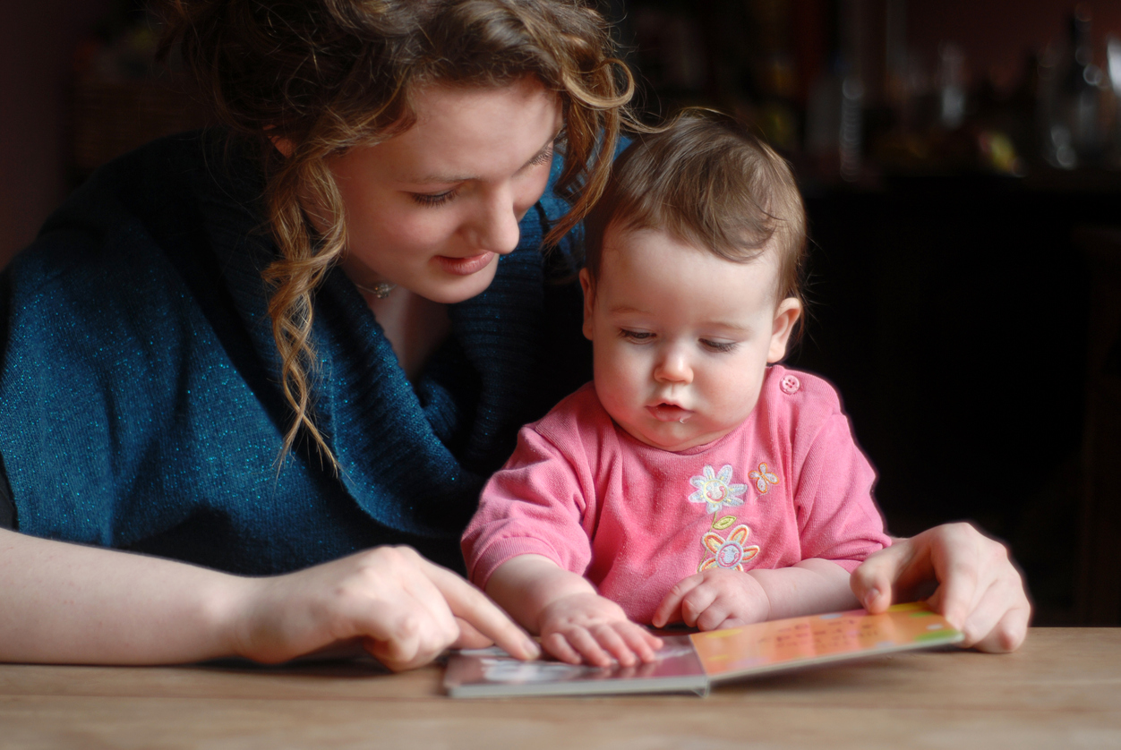 Pourquoi C Est Important De Lire Des Histoires Aux Enfants Et De Leur Chanter Des Comptines Parents Fr