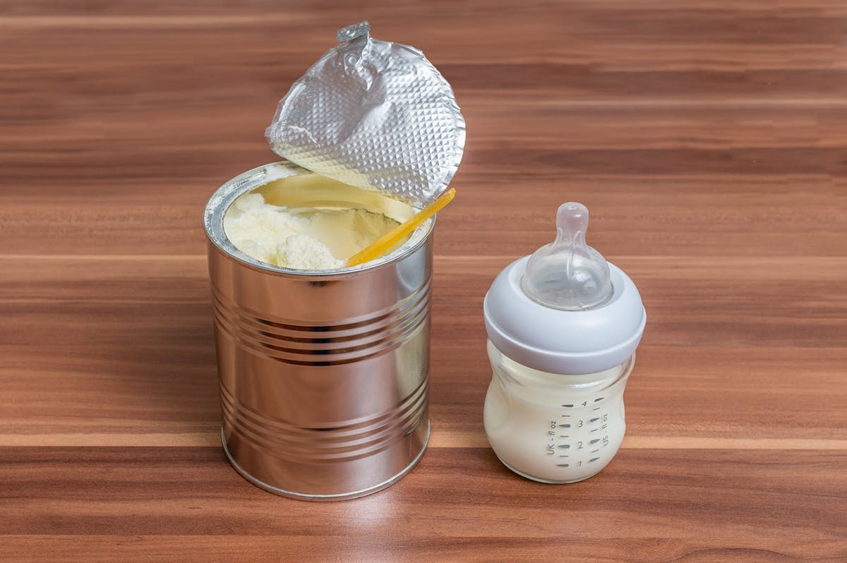 Vigilance : un lot de lait infantile pour bébés prématurés rappelé